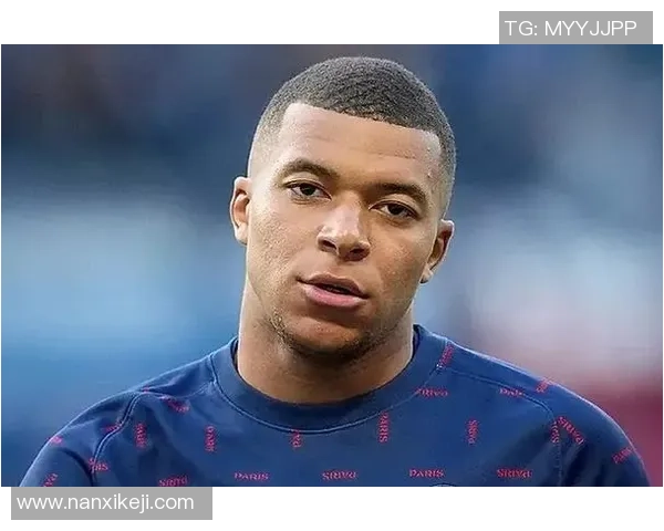 足球明星清爽发型男生图片展示时尚魅力与个性风格 足球明星清爽发型男生图片展示时尚魅力与个性风格