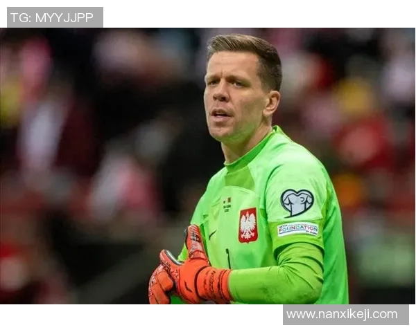 足球明星颠球失误瞬间引发球迷热议精彩瞬间与意外失误的完美结合 足球明星颠球失误瞬间引发球迷热议精彩瞬间与意外失误的完美结合